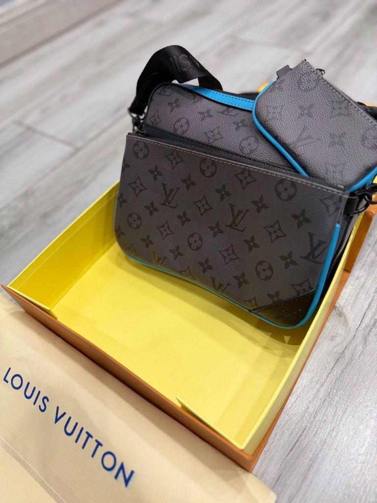 Men’s Louis Vuitton pouch 