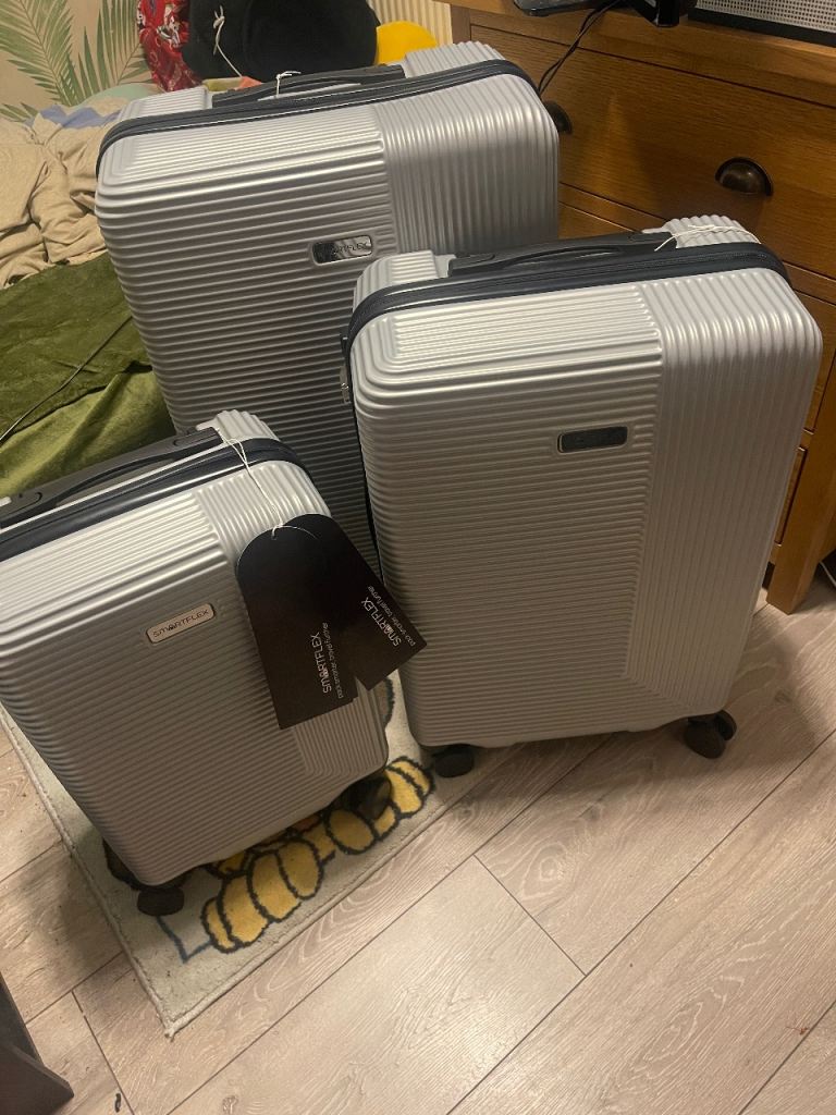 Set of 3 Silver Ribbed Suitcases ( Built in lock )