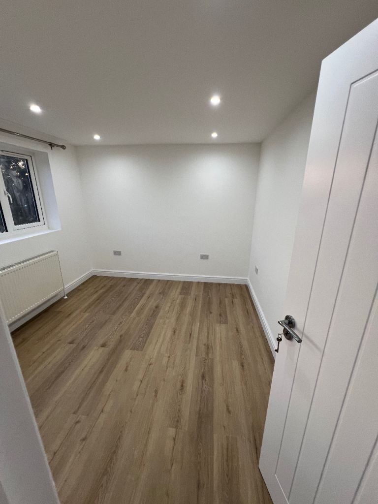 2 Double bedroom with separate bathroom 