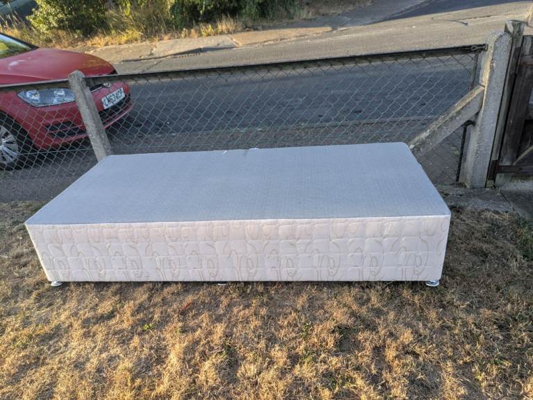 FREE single bed 2 draw base