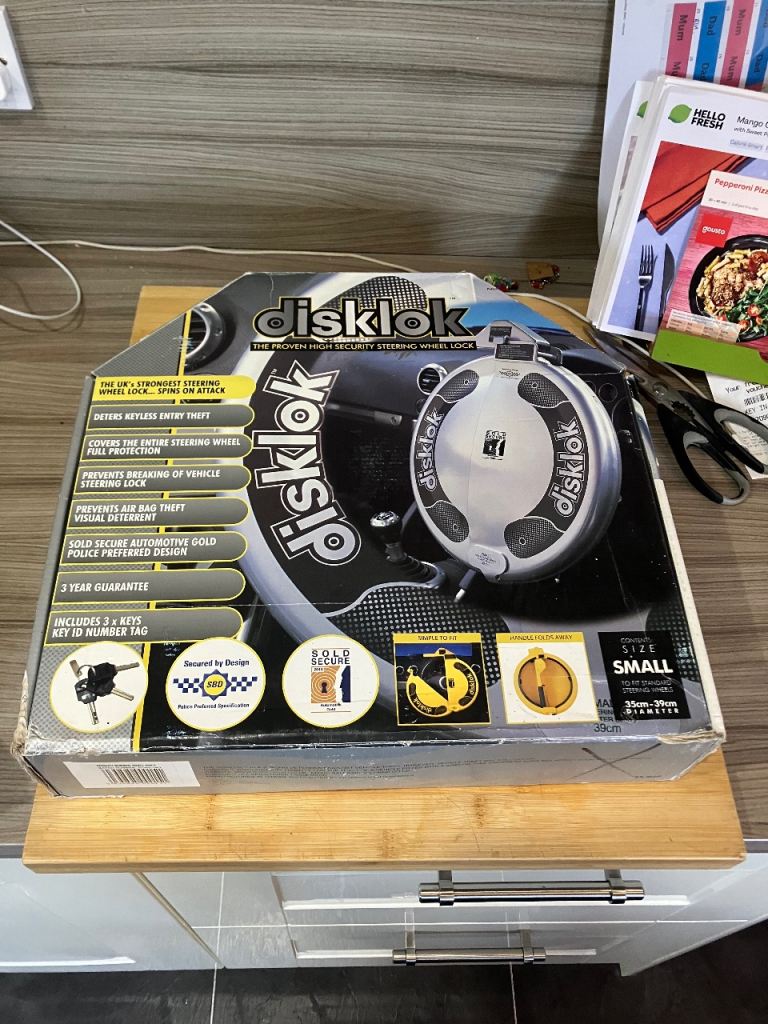 Disklok  Steering Wheel Lock - Small - 2 x keys + Case + Steering Wheel Protector