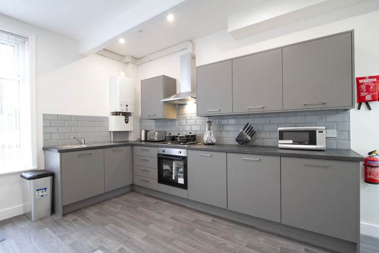 ***AVAILABLE NOW ALL BILLS INCLUDED! house share situated on YEWS MOUNT, HUDDERSFIELD.***