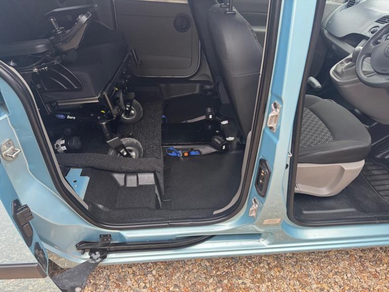 RENAULT KANGOO MOBILITY VEHICLE WHEELCHAIR RAMP DISABLED CAR. WAV 18,000 MILES 
