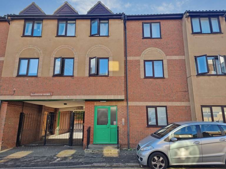 Spacious First-Floor Studio Apartment – Luton - AVAILABLE NOW