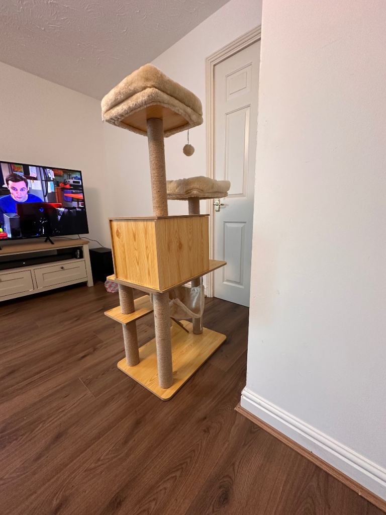 Gorgeous  cat tree in perfect condition like new