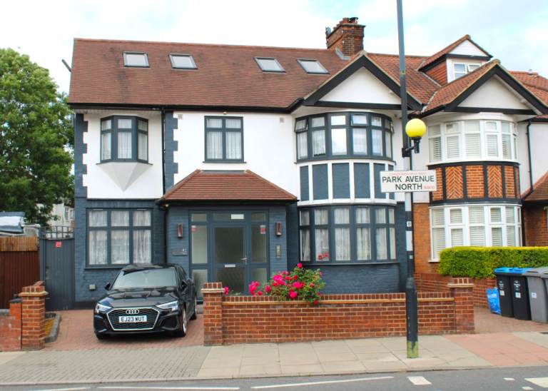 FANTASTIC LARGE 1 DOUBLE BEDROOM FLAT WITH FREE PARKING NEAR ZONE 2 TUBE, 24HR BUSES, PARK & SCHOOLS