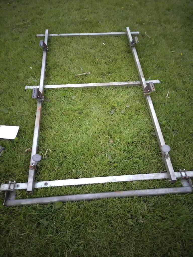 Adjustable roof rack