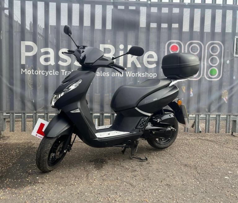 2024 Peugeot Kisbee 50cc Twist and Go Automatic Moped with Top Box - Low Miles!