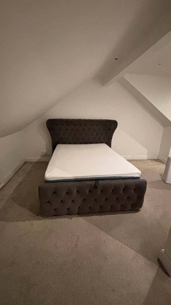 Spacious room 5 mins away from seven kings station