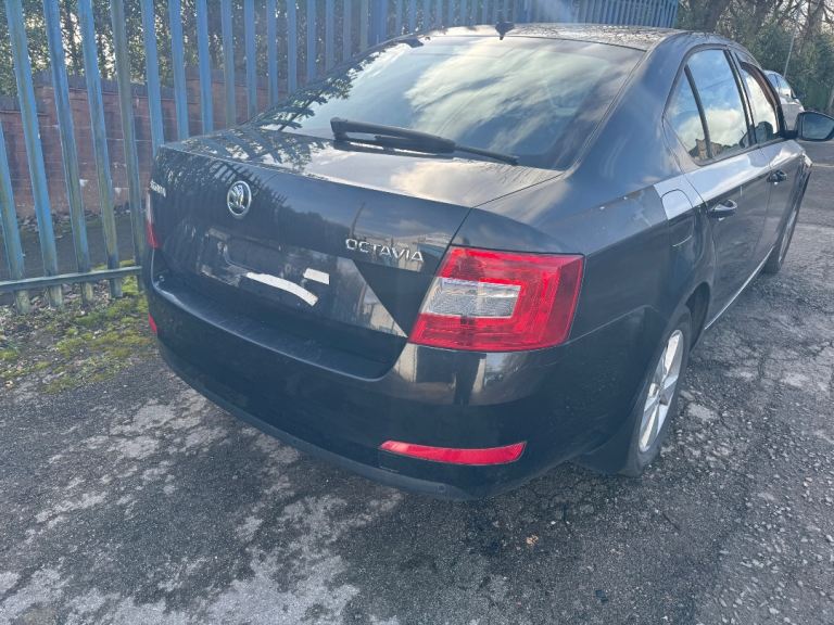 skoda octavia  saloon rear  right light unit  2016 breaking whole car 