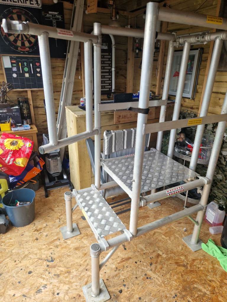 Scaffolding tower