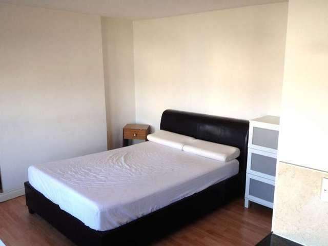 LARGE FLAT WITH OWN PRIVATE GARDEN&OWN ENTRANCE LARGE BEDROOM LOUNGE ENTRANCE HALLWAY KITCHEN