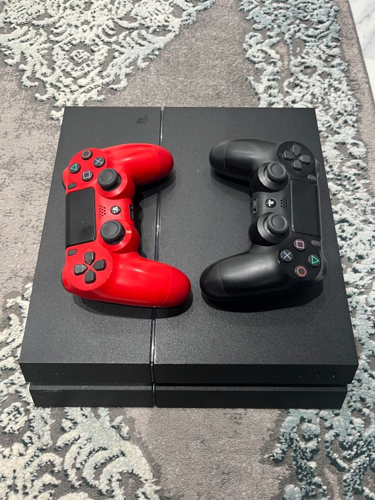 PS4 Console + 2 controllers (FULLY WORKING)