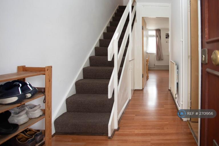 3 bedroom flat in Glengarnock Avenue, London, E14 (3 bed) (#2701956)