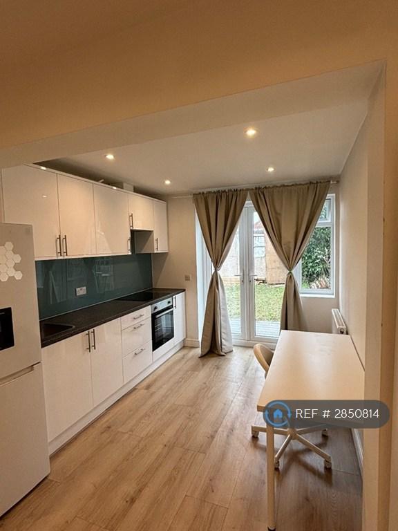 1 bedroom flat in London, London, W12 (1 bed) (#2850814)