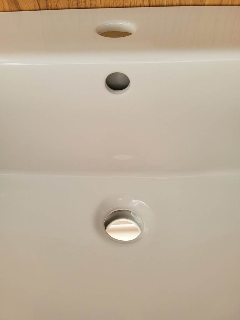 Bathroom sink/ pedestal basin