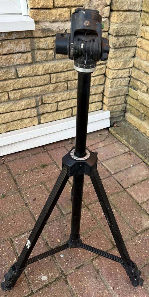 TRIPOD ADJUSTABLE HEIGHT FOR CAMERA, CAMCORDER OR PHONE LITTLE USED ONLY £9 CAN POST