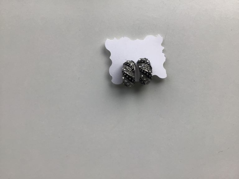 🌹 Clip on Earring 🌹 Black and Silver Coloured  Never been Worn  💐 