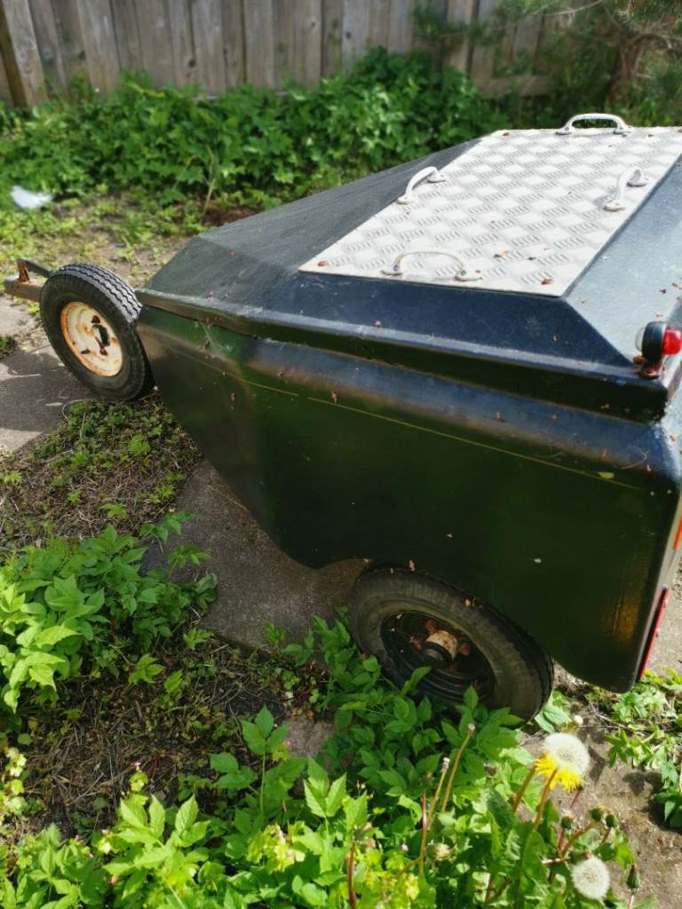 Trailer with swivel hitch 