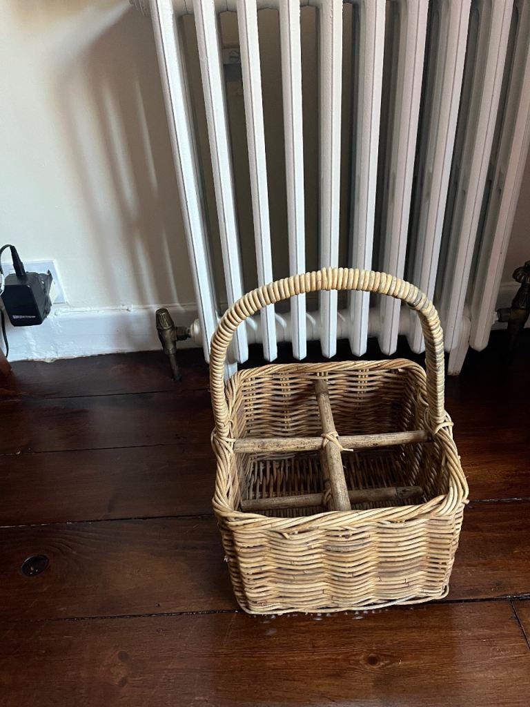 Wine bottles wicker carrier basket