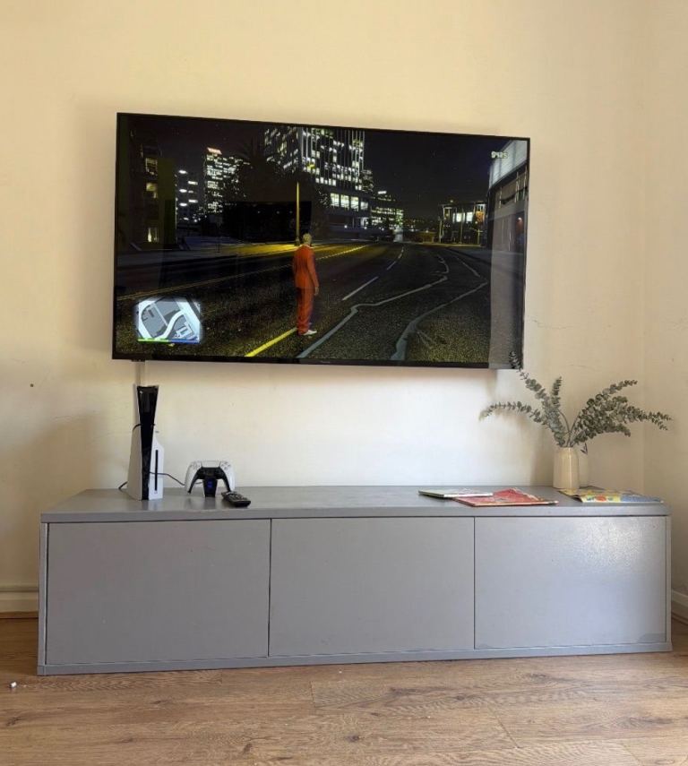 TV 65 smart with gray furniture