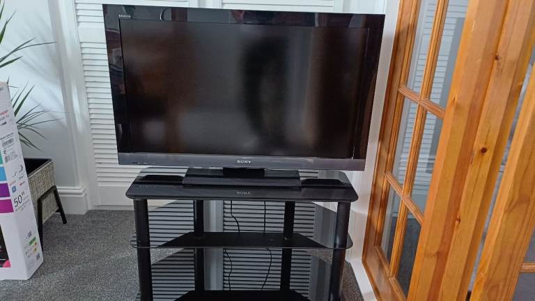 Sony Bravia 40" tv with black stand