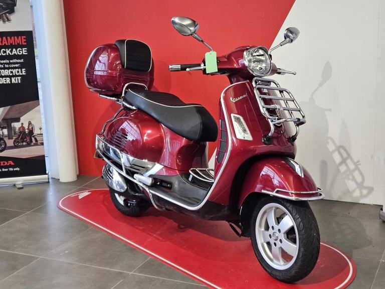 2019 PIAGGIO VESPA GTS300 DARK RED METALLIC TOP BOX RACKS SUPERB SCOOT