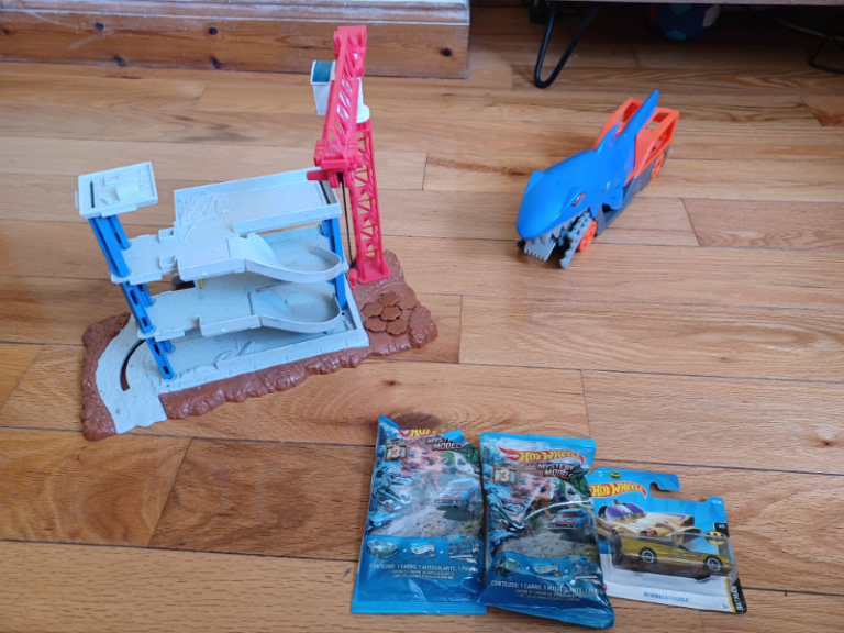Hot wheels car toy bundle: Demolition and shark set. Ideal Xmas present