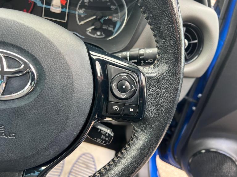 2017 Toyota Yaris 1.5 VVT-i Icon Tech Euro 6 5dr HATCHBACK Petrol Manual