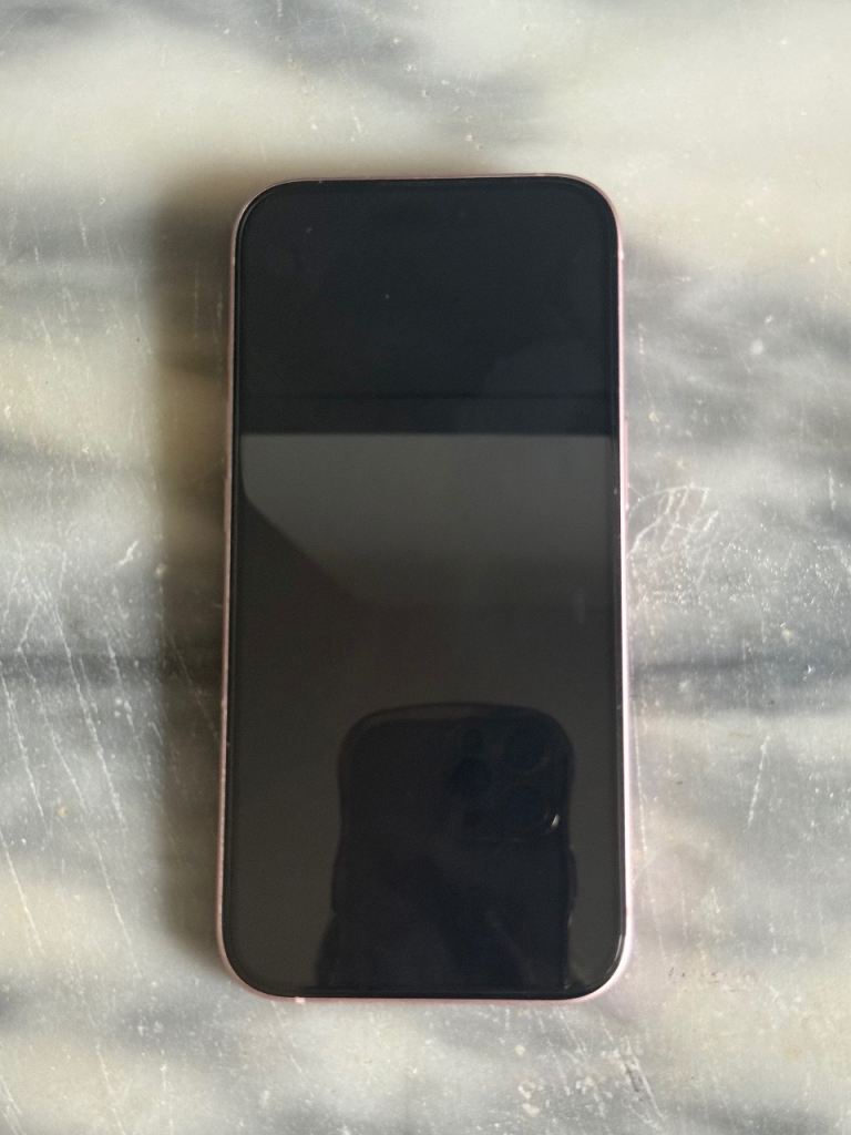 iPhone 15 – Like New, Unlocked, 2 Weeks Old + Case & Screen Protector