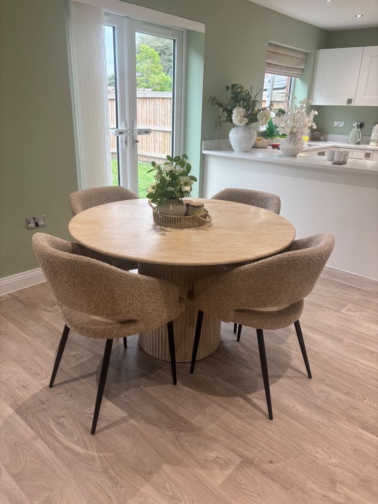 4 seat table and chairs 