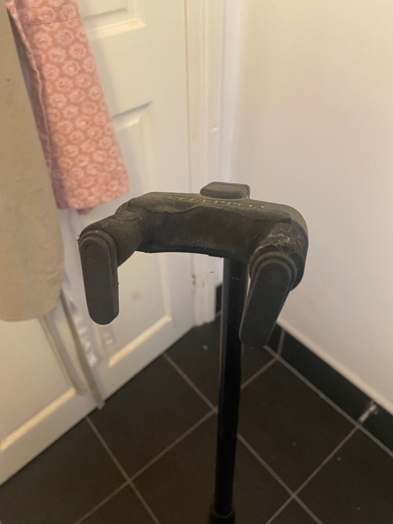 Hercules guitar stand 