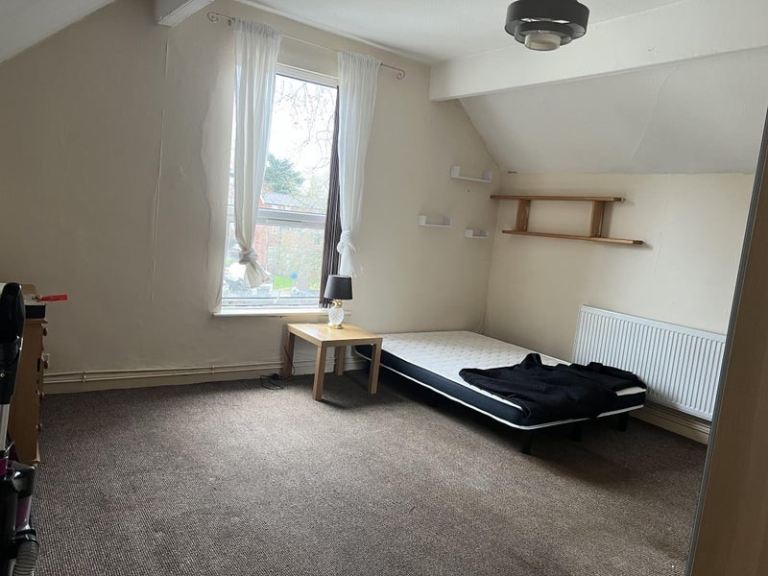 Large room to rent Crumpsall, Manchester
