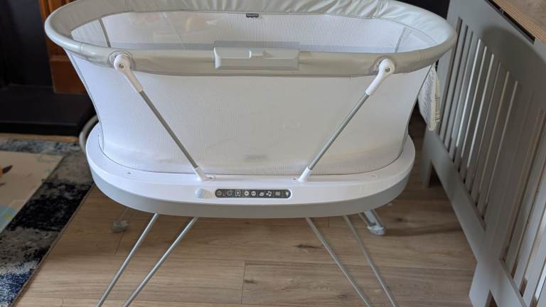 image for Fischer price basenet soothing moses basket 