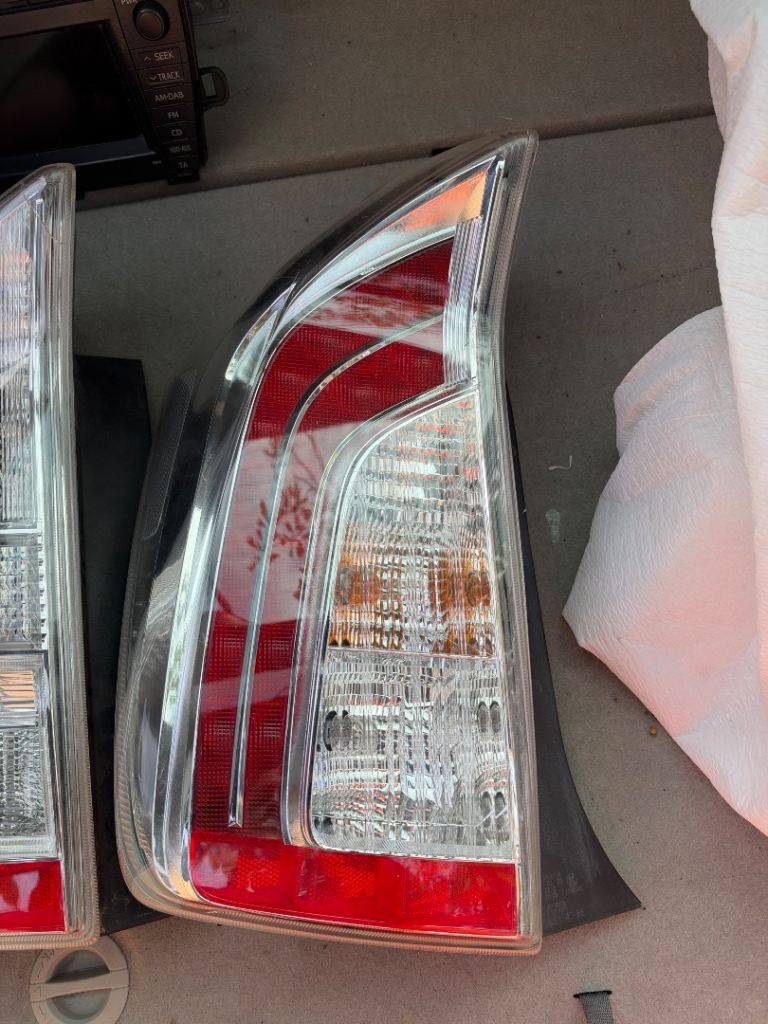 Prius rear passenger light fully working in great condition 