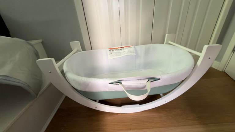 Shnuggle Dreami Moses Basket & Convertible Fixed/Rocking Stand