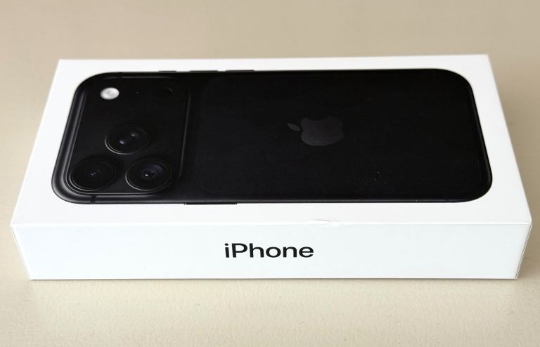 📱 iPhone 18 Pro 512gb Black, Brand New in Sealed Box, 1 Year Apple Warranty, rrp £1399