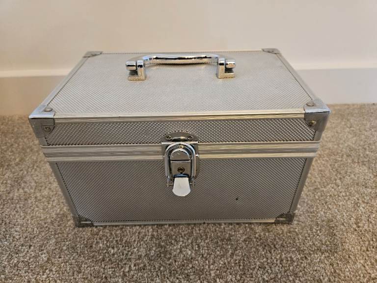 Cosmetic case / beauty box aluminum silver