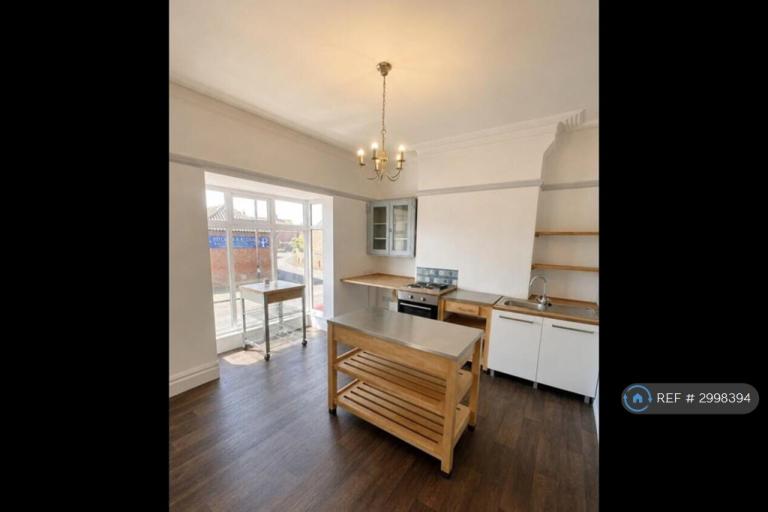 2 bedroom flat in Lincoln Road, Market Rasen, LN8 (2 bed) (#2998394)