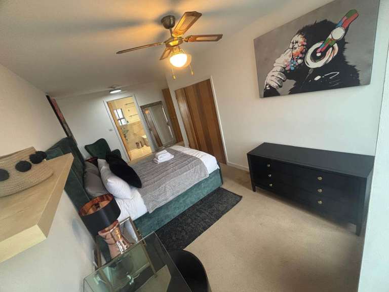 Smart large 2 bed 2 bath city center flat with parking