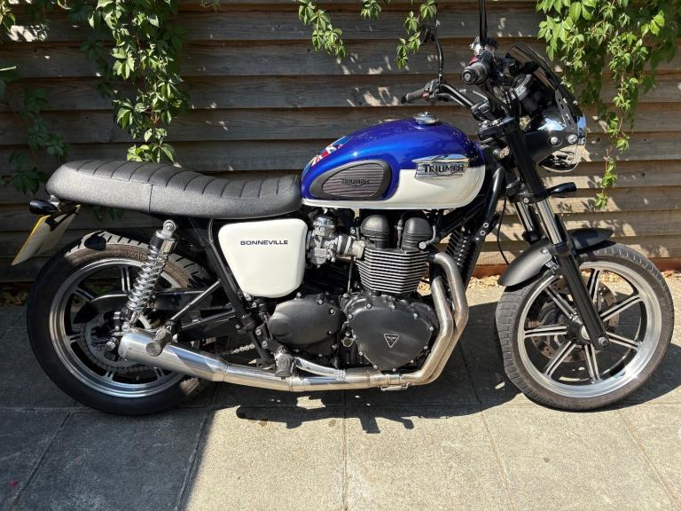 2015 / 15 Triumph Bonneville 865 £5000 Blue 7548 miles.