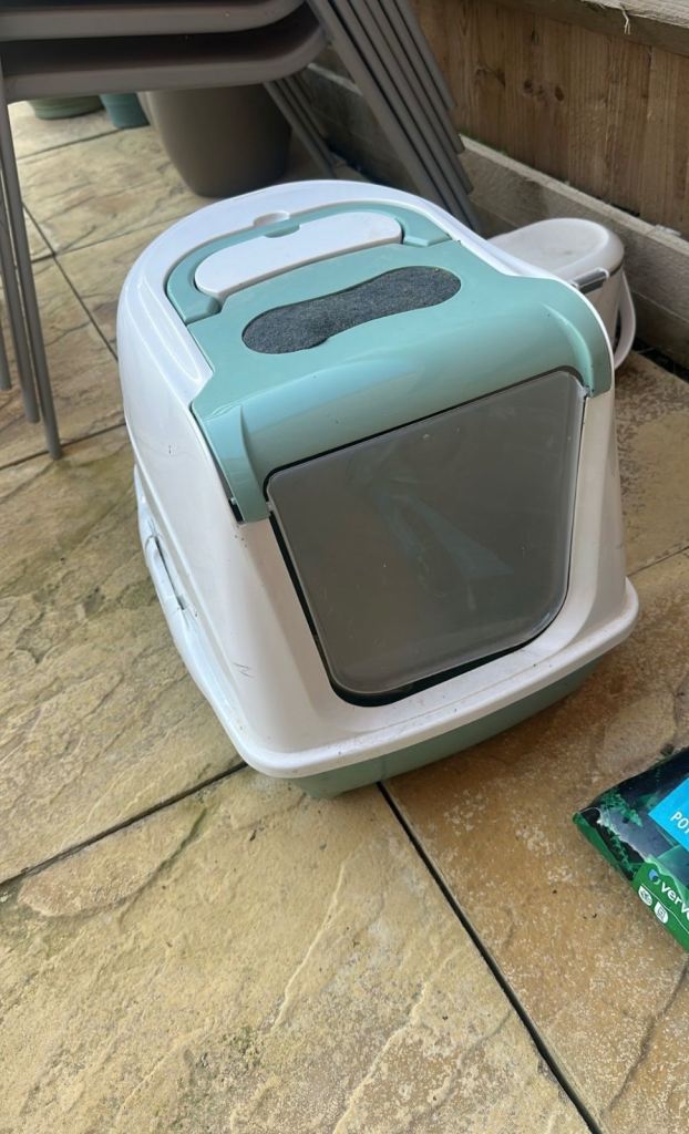 Cat litter tray