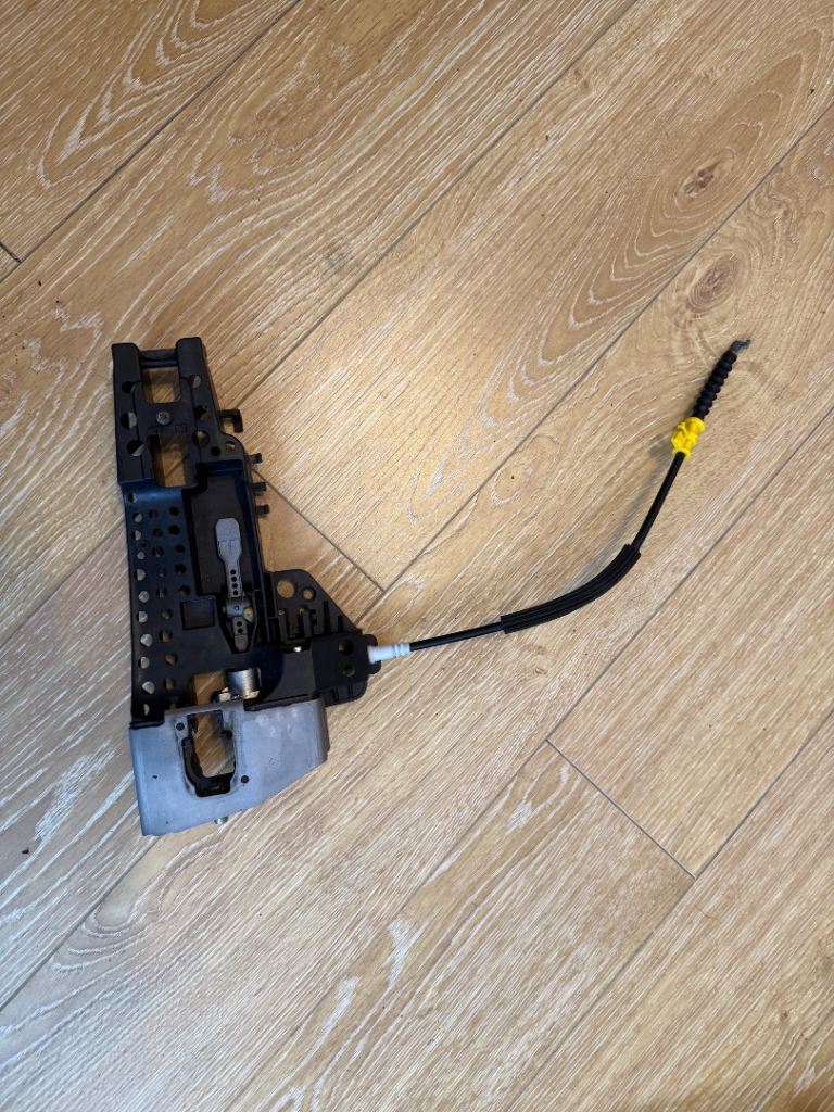 AUDI A1 8X EXTERIOR FRONT RIGHT DOOR HANDLE BASE BRACKET PLATE 8T2837886B