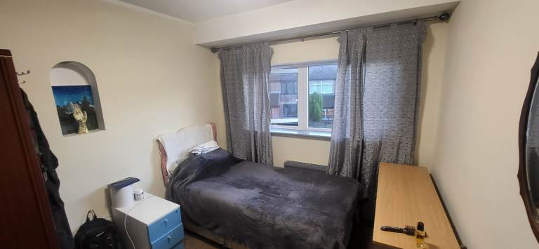 Nice room in 3bed share house