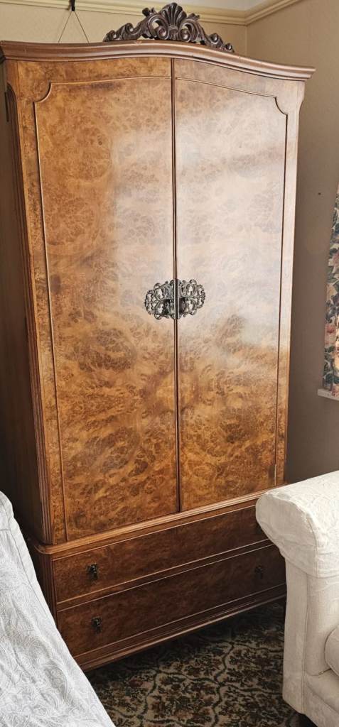 BEAUTIFUL VINTAGE BEDROOM FURNITURE SET – £995 ✨