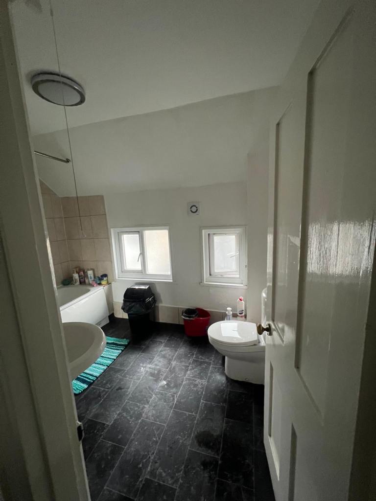 Large double room near Norbury train station. Inclusive of all bills £850pcm. SW16 4BU.