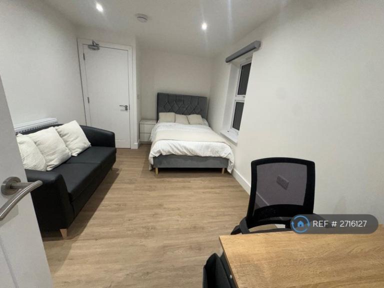 1 bedroom in Canterbury Street, Gillingham, ME7 (#2716127)