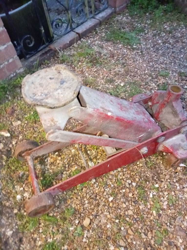 Heavy duty trolley jack 