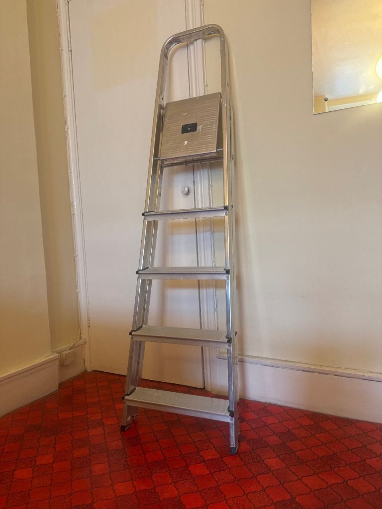 Aluminium Step Ladder – Good Condition, 4 Steps