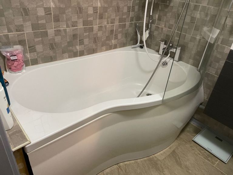COMPLETE BATH TUB WITH TAPS AND GLASS SHOWER SCREEN